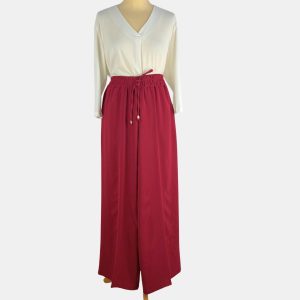 Pantalón fluido granate con cintura elástica y bolsillos laterales