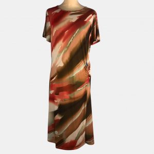 Vestido tonos beige, naranja y marrón de manga corta y adorno de piedra en el lateral