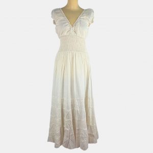 Vestido largo blanco de plumenti con escote cruzado y falda volante con tira bordada
