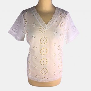 Blusa blanca perforada de manga corta