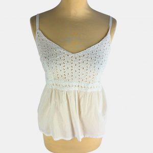 Blusa blanca pecho perforada y lazada en la espalda