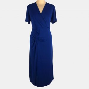 Vestido azul eléctrico con escote cruzado y drapeado en el lateral