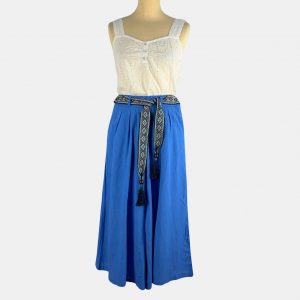 Falda pantalón en azul eléctrico con cinturón étnico en negro y blanco