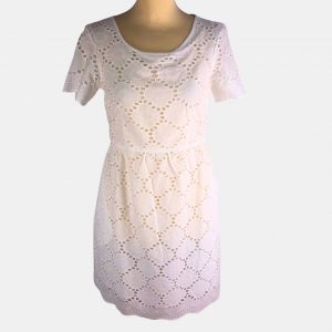 Vestido blanco perforado de manga corta
