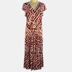 Vestido volantes con cuello de pico y dibujos en tonos rojo, beige y negro