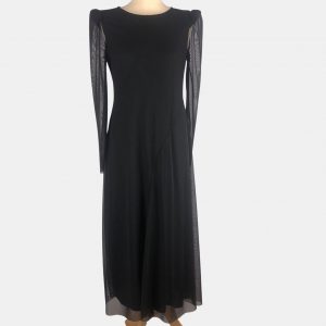 Vestido negro largo de tul con hombrera