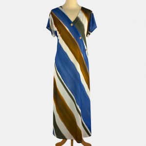 Vestido largo con rayado vertical en azul y tierra con escote cruzado con botones de madera