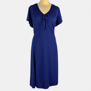 Vestido azul marino con escote en pico y tejido abullonado