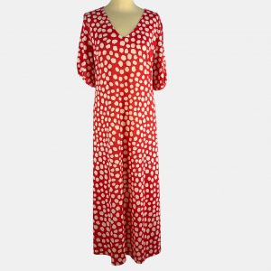 Vestido rojo con topo en blanco con cuello de pico y manga abierta terminada en nudo