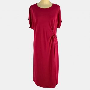 Vestido color rubí con manga corta y nudo en el lateral