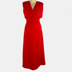 Vestido rojo midi cruzado con manga a la sisa con hombreras y espalda abierta