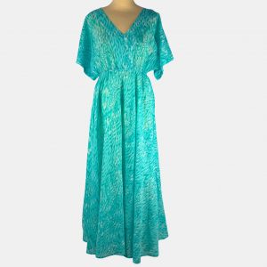 Vestido largo con dibujos turquesas y reflejos dorados con escote en pico y lazada en la espalda