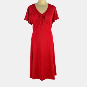 Vestido rojo con escote en pico y lazada y tejido abullonado