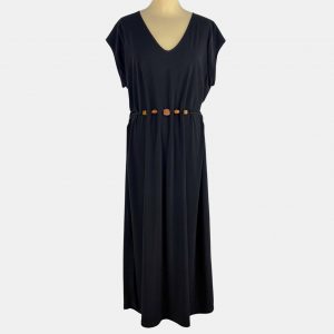 Vestido largo negro con adorno de piedras de madera en la cintura