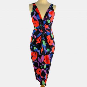 Vestido negro estampado floral rojo, verde y morado cruzado con falda interior mas corta
