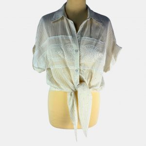 Camisa beige con entredor y brillos con nudo delantero