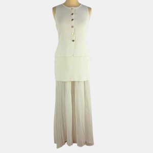 Conjunto blanco de punto de chaleco sin mangas y falda larga con transparencia