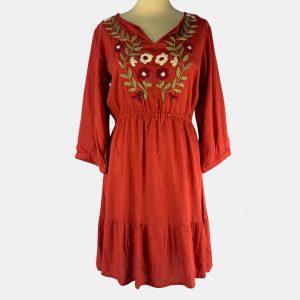 Vestido naranja con bordado en el pecho manga al codo y falda volante