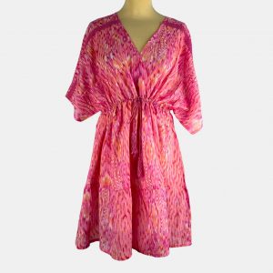 Vestido dibujos rosas y reflejos dorados con escote en pico y fruncido debajo del pecho