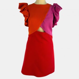 Vestido tricolor corto con abertura debajo del pecho y mangas a la sisa de volantes