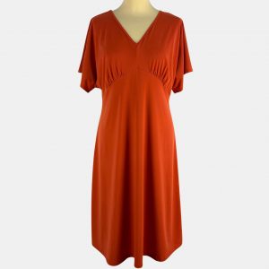 Vestido naranja con manga volante y corte debajo del pecho