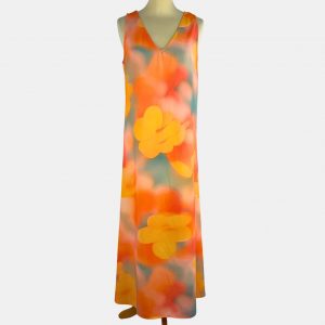 Vestido largo a la sisa estampado floral tonos naranja, amarillo y caqui