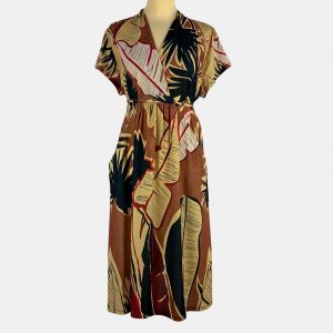 Vestido marrón con dibujos florales en beige, teja, negro y bolsillos frontales