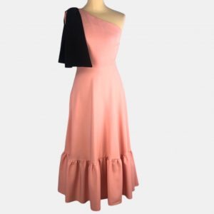 Vestido rosa una sola manga a la sisa con lazada negra y falda de vuelo terminada en volante