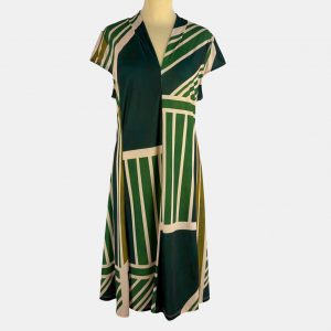 Vestido dibujos en diferentes tonos de verde con cuello en V