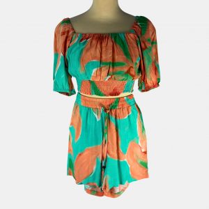 Conjunto de short y top estampado tonos en verde, blanco y naranja