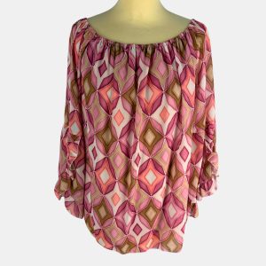 Blusa escote fruncido con dibujos en tonos rosa, buganvilla, etc con manga abierta terminada en volante