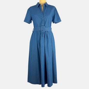 Vestido jeans Midi con cuerpo camisero, cinturón y falda de vuelo con bolsillos laterales