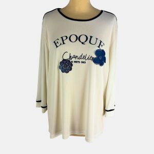 Camiseta blanca con vivo, letras y flores encaje en azul