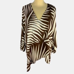 Blusa asimétrica con dibujos marrón y beige