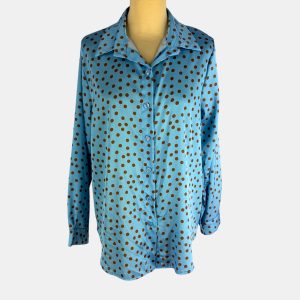 Camisa celeste de satén con lunar en marrón