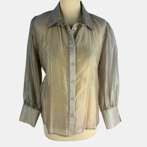 Blusa beige de seda con puño ancho decorados con botones y apertura