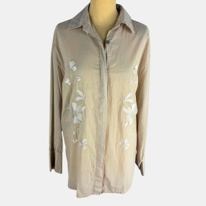 Camisa abotonada beige con bordado de flor blanca en los laterales