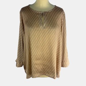 Blusa beige de satén con dibujo en blanco