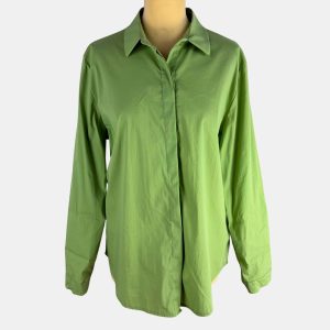 Camisa abotonada en color verde aguacate con manga ajustable