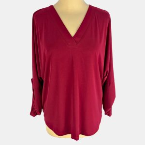Camiseta granate con cuello de pico y manga murciélago al codo