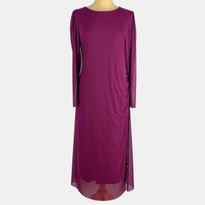 Vestido color buganvilla de manga al codo y fruncido lateral en tul elástico