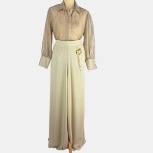 Pantalón beige pata ancha con cintura elástica y adorno dorado