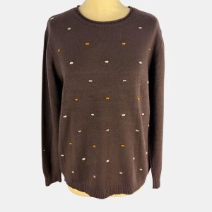 Jersey marrón con adorno de borla de hilo en beige y mostaza
