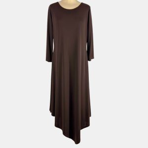 Vestido marrón largo asimétrico y manga larga