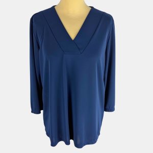 Camiseta azul marino con cuello de pico y manga de murcielago