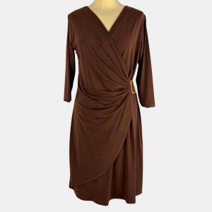 Vestido marrón cruzado con adorno dorado en el lateral y manga larga
